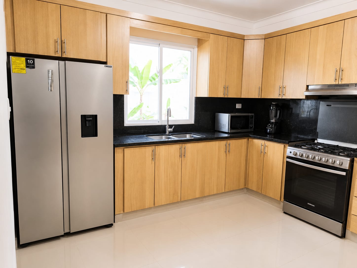 Cocina amplia con terminados en caoba